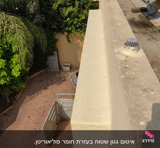 איטום גג עם חומר איטום בהיר
